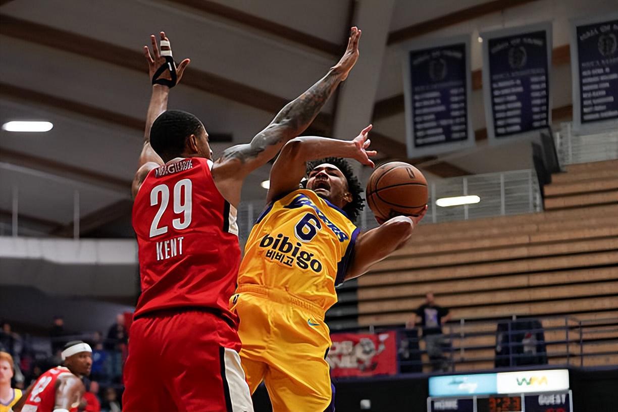 豪取准三双数据，湖人可以考虑用双向合同签下二队的强力得分手？